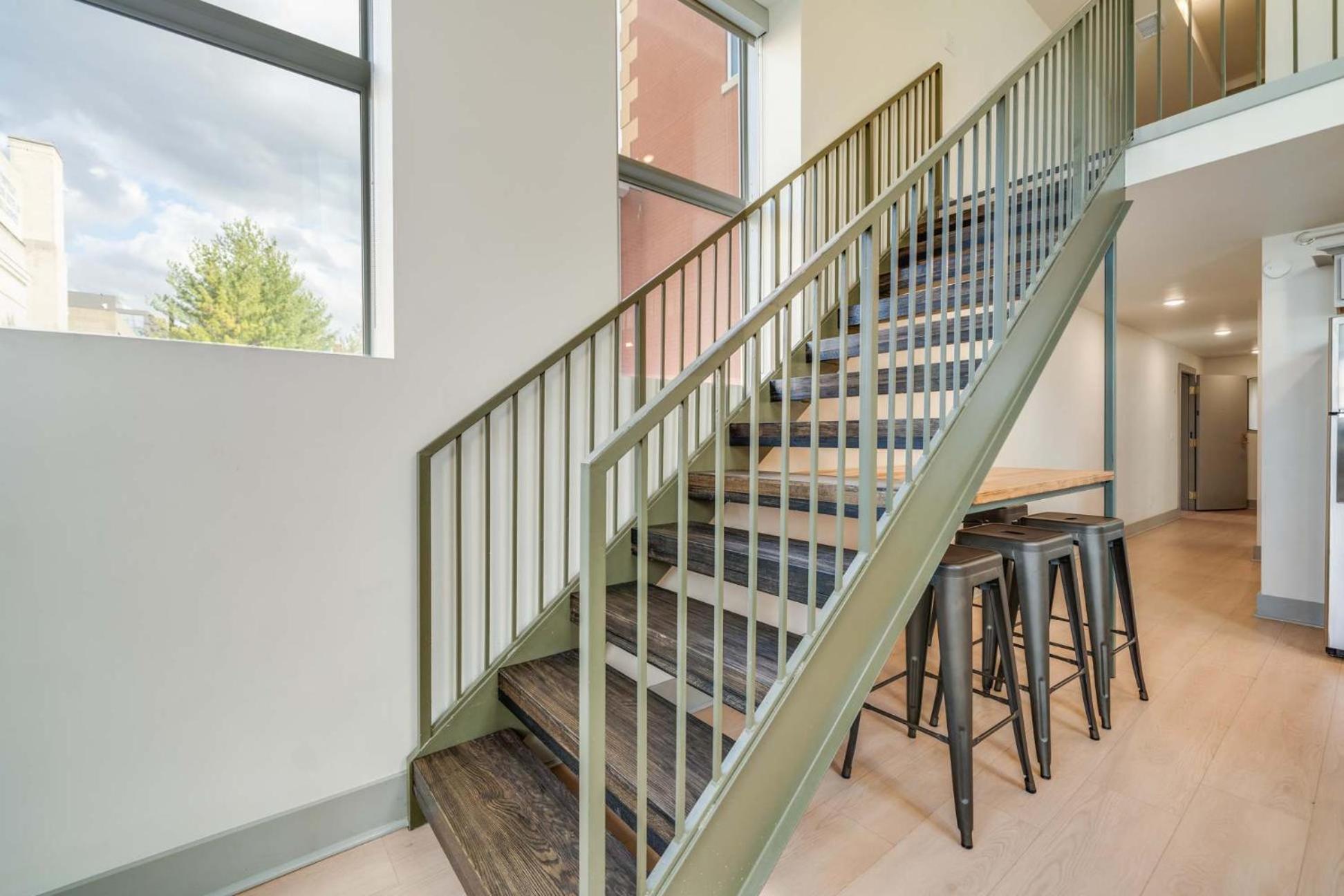 Modern And Cozy 2-br Loft In # 201 Apartment